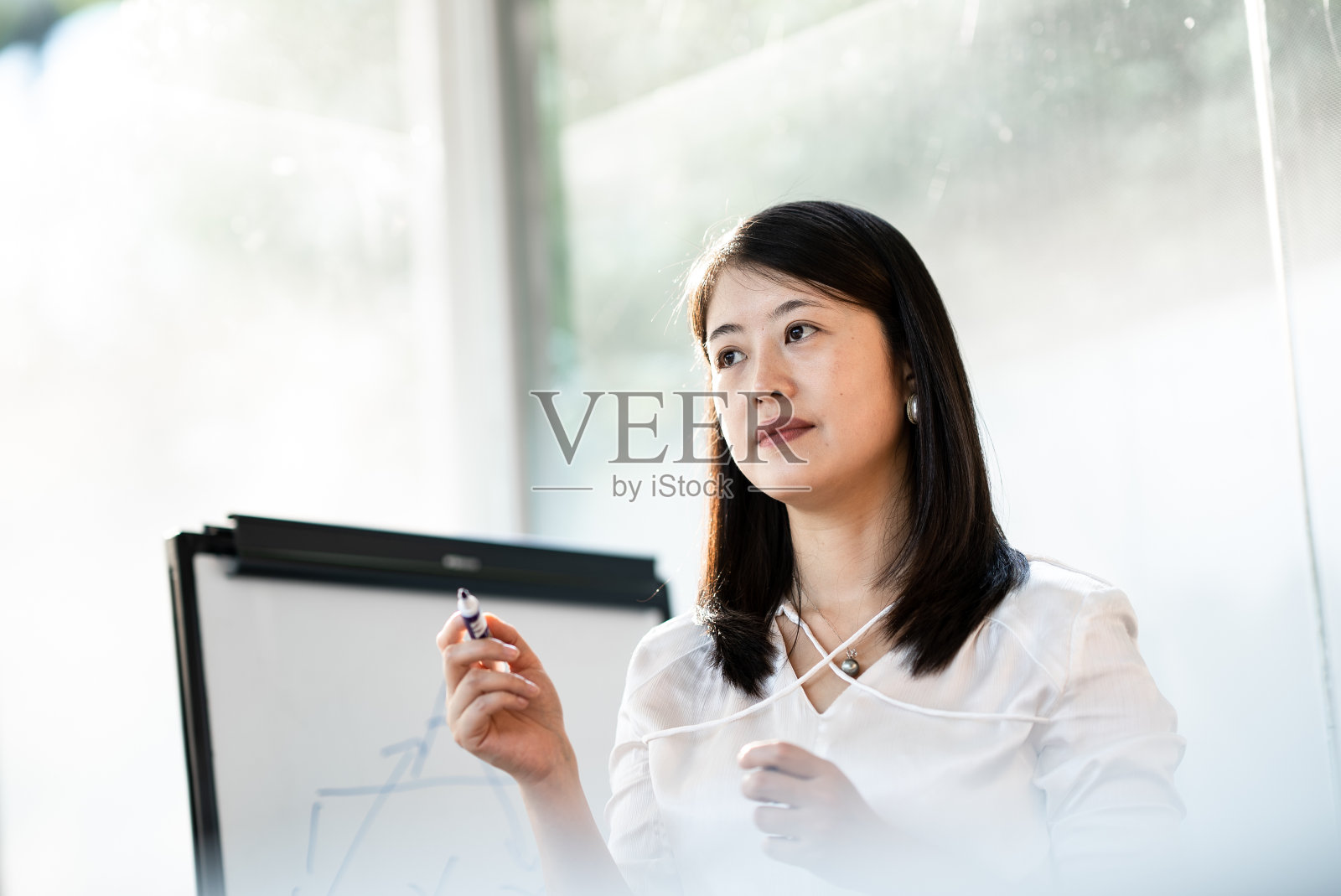 从事白皮书工作的商务人士照片摄影图片