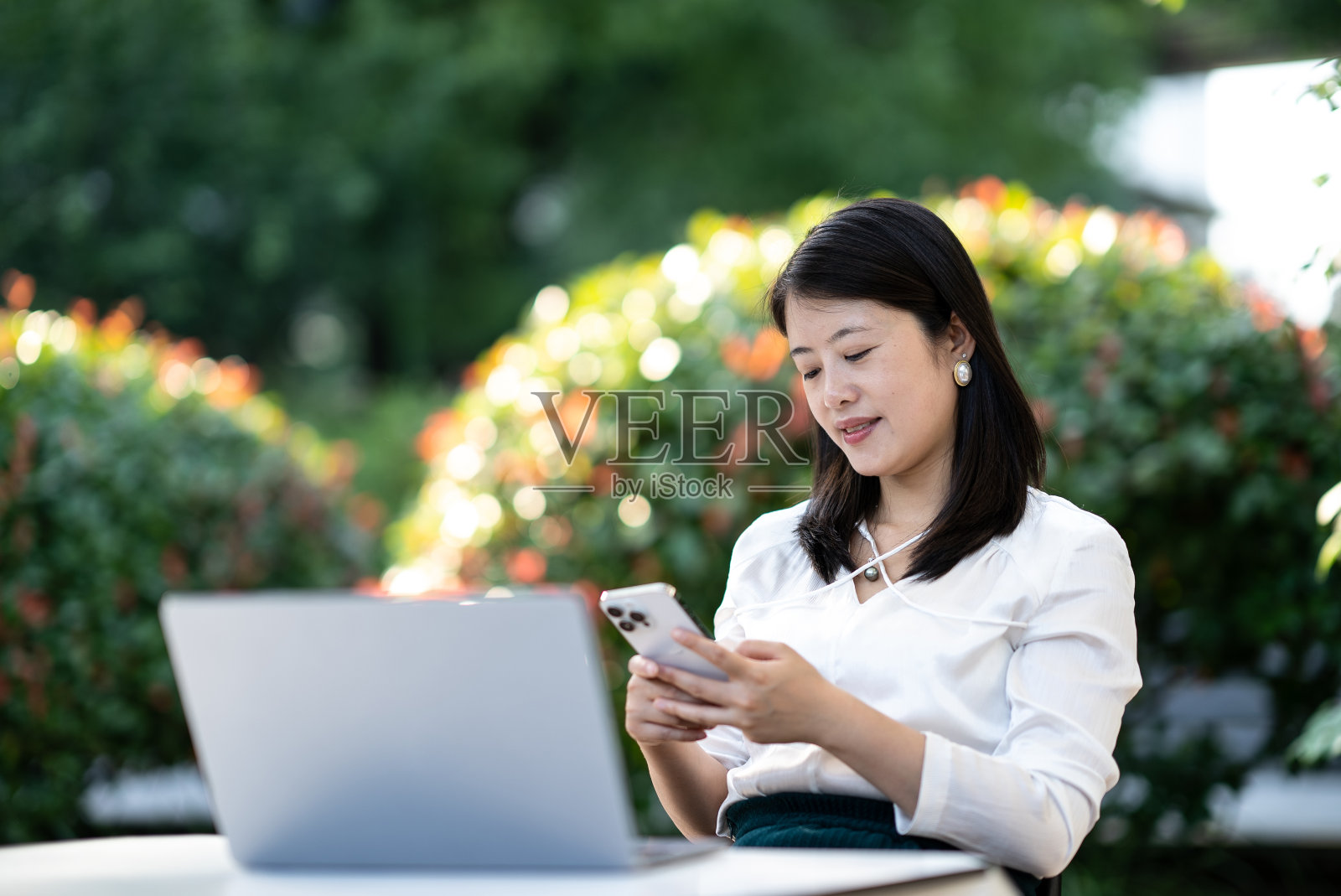 商务人士使用笔记本电脑工作照片摄影图片