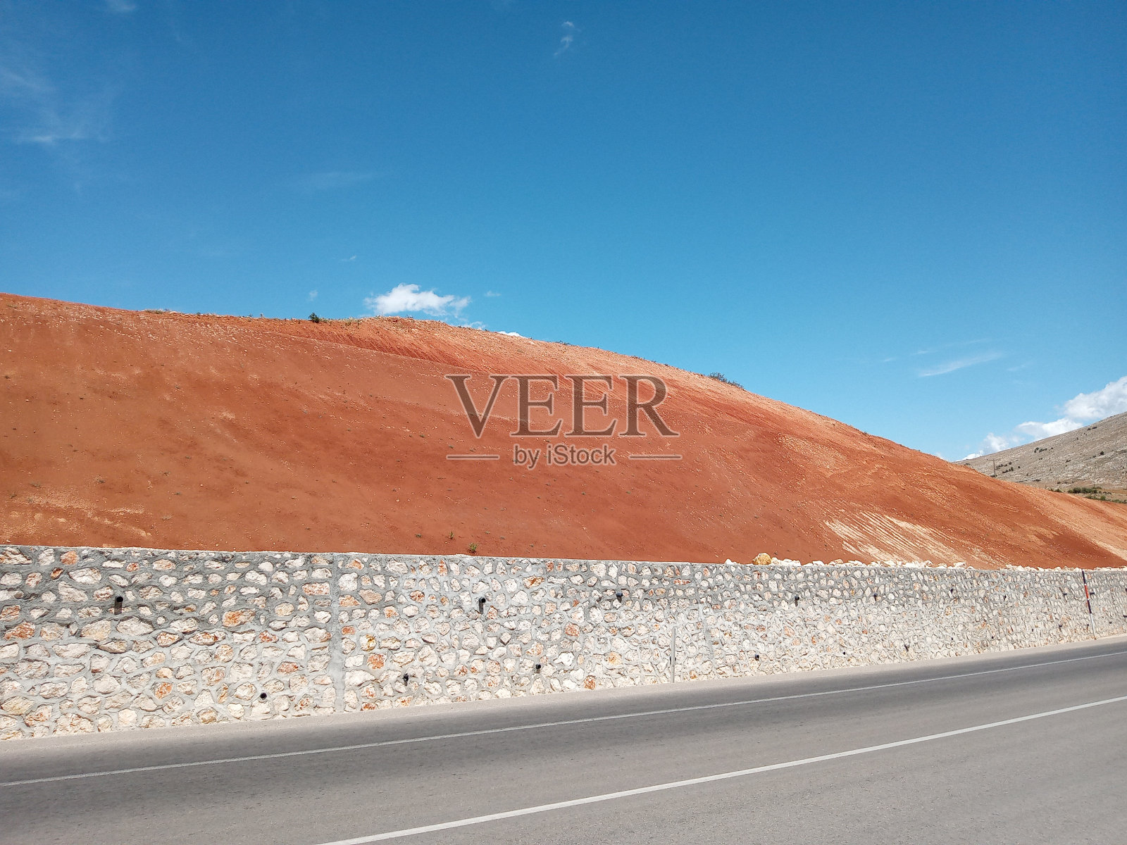 蓝天下的红山照片摄影图片