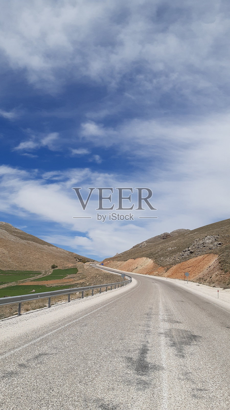 多云的天空和山间的路照片摄影图片