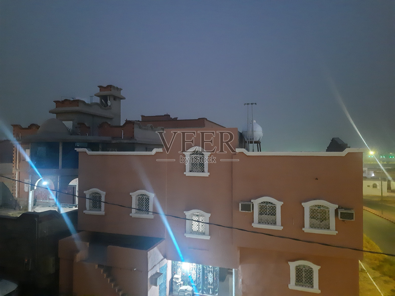 日落后尘土飞扬的小城街道照片摄影图片