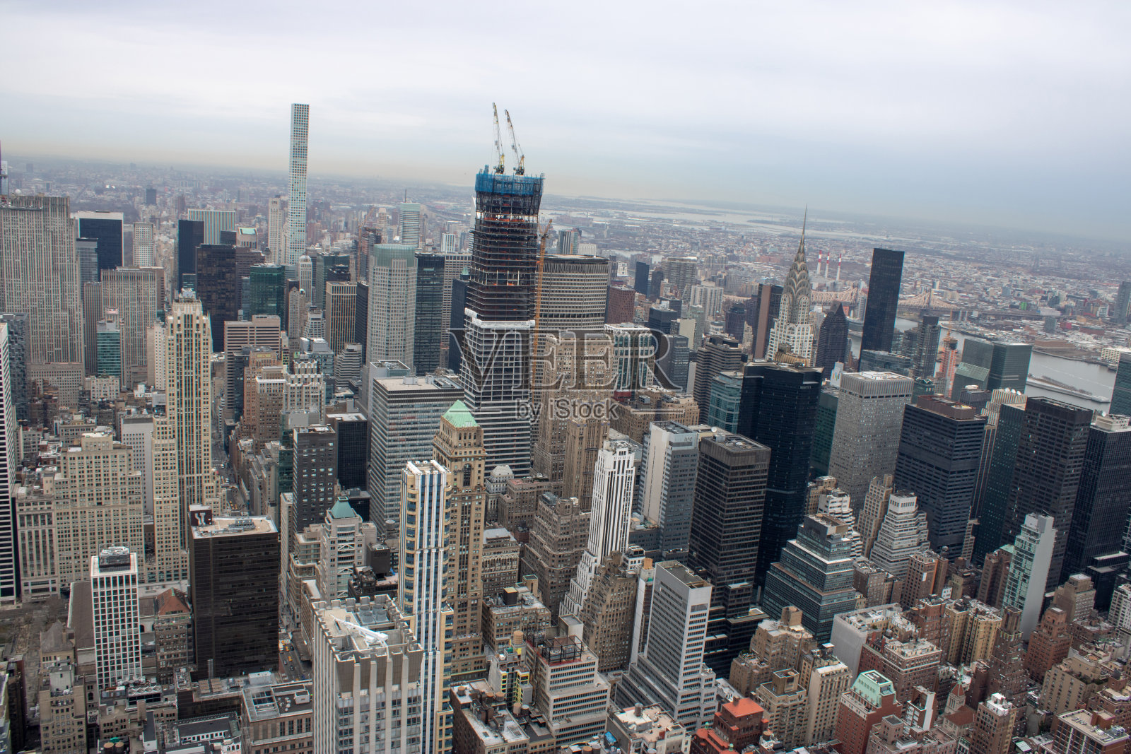 纽约曼哈顿的鸟瞰图，展示了美国经典的高层建筑和城市景观照片摄影图片