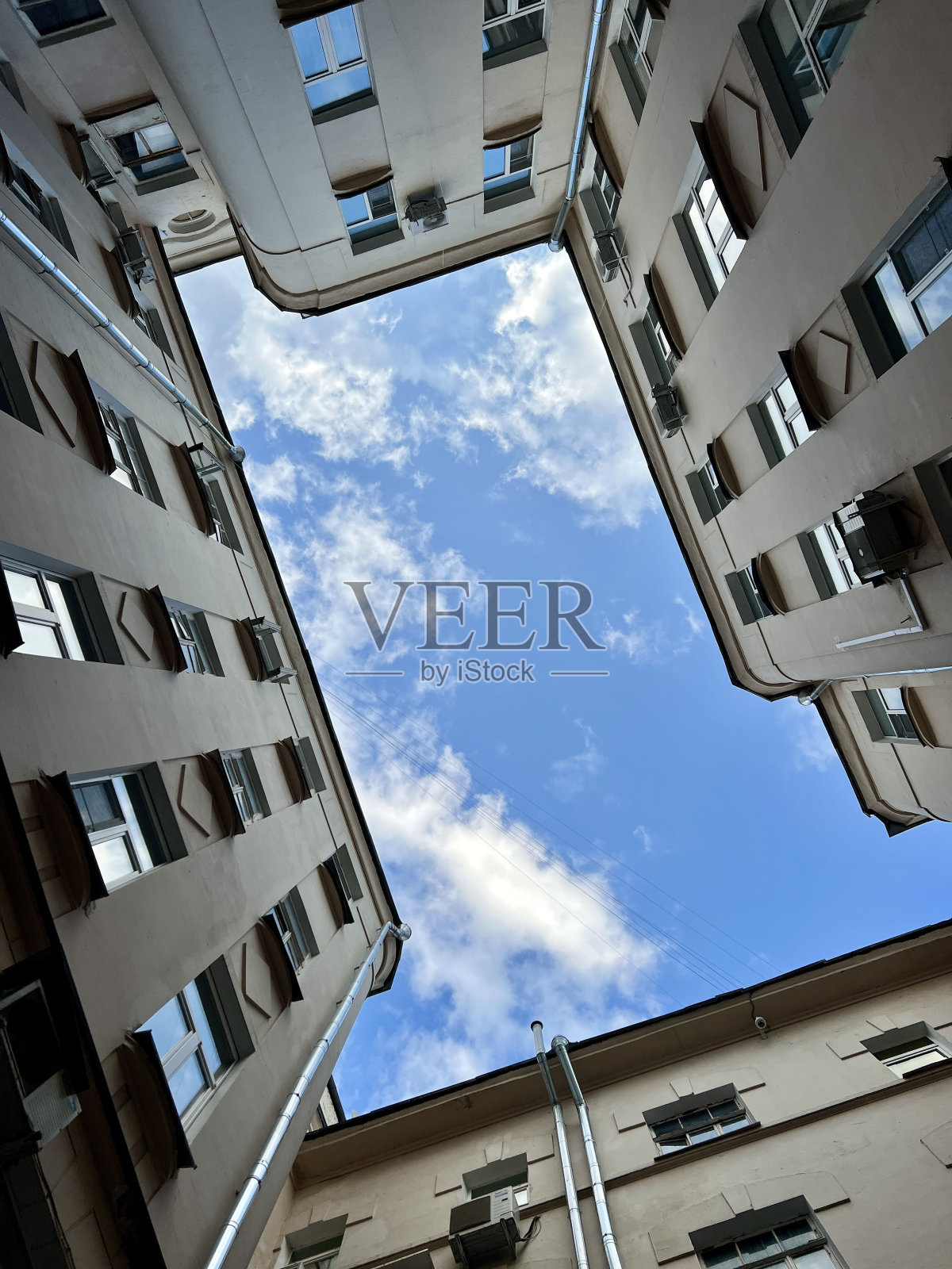 俄罗斯莫斯科住宅庭院的自下而上视图照片摄影图片