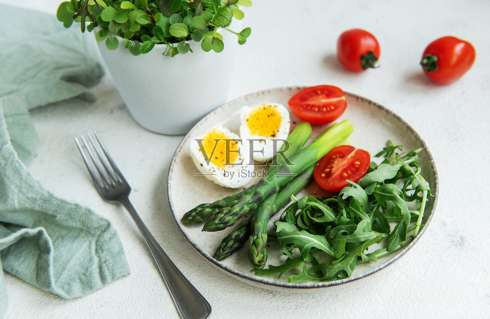 新鲜的春天沙拉，配上煮鸡蛋、芦笋和西红柿照片摄影图片