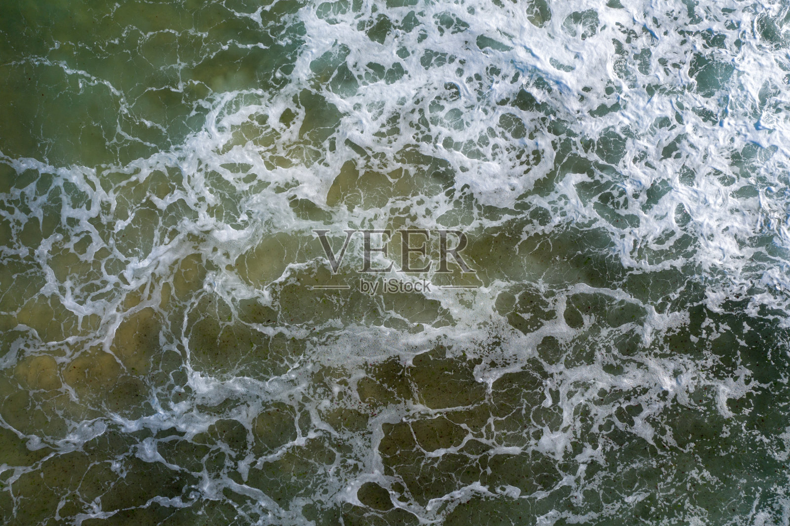 鸟瞰图狂暴的海浪冲击着海滩照片摄影图片