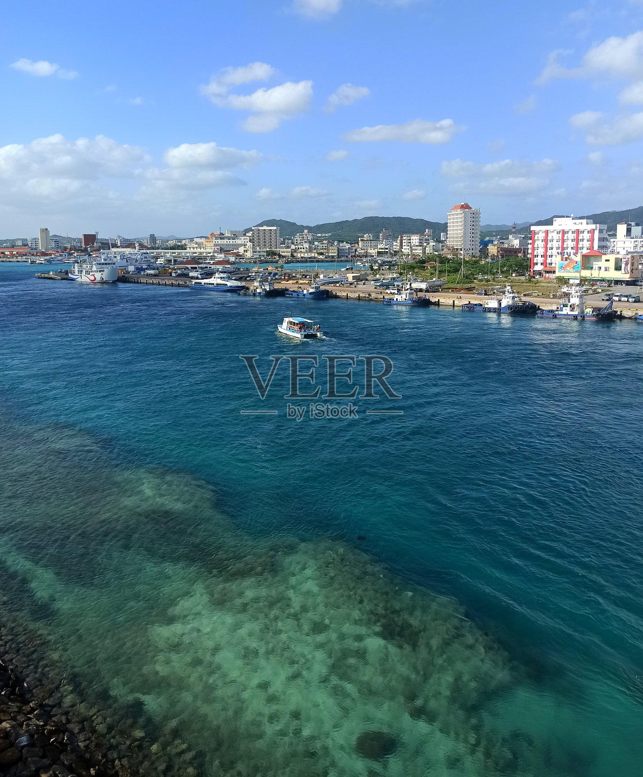 石垣岛和小镇:日本冲绳南门大桥上的城市景观照片摄影图片