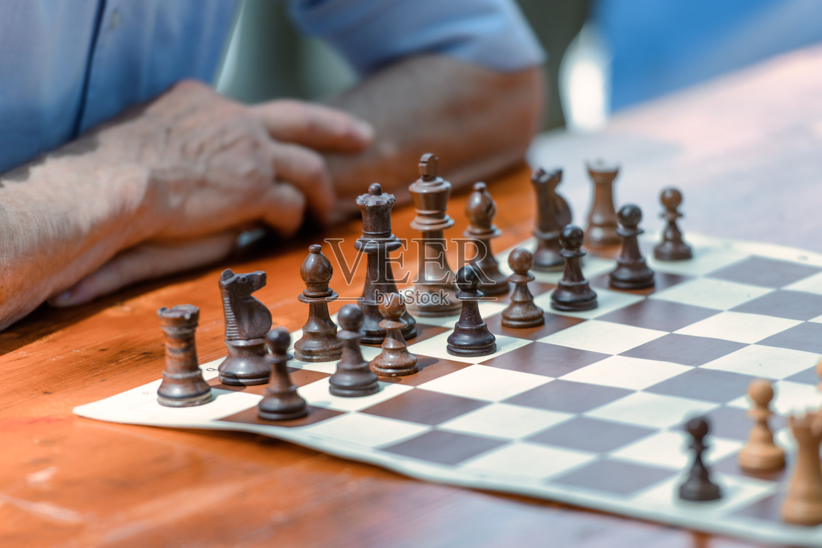 在街上下棋照片摄影图片