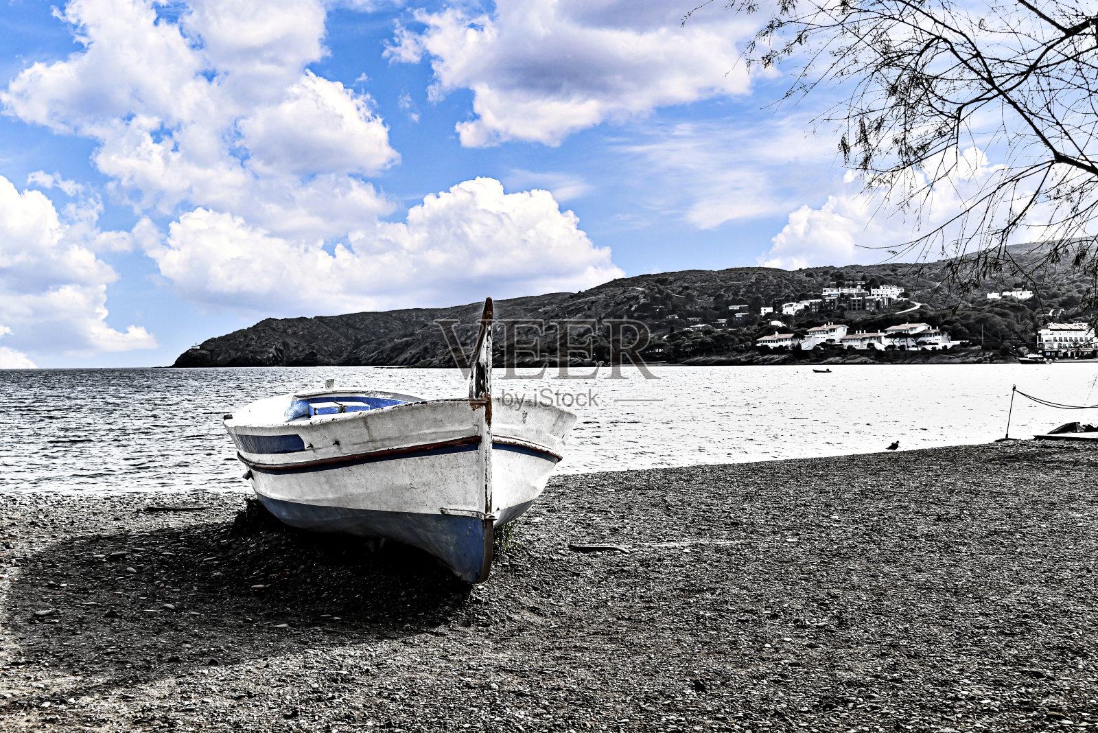 一艘渔船停在赫罗纳布拉瓦海岸风景如画的海岸小镇卡达克萨斯的海滩上。黑白效果照片摄影图片