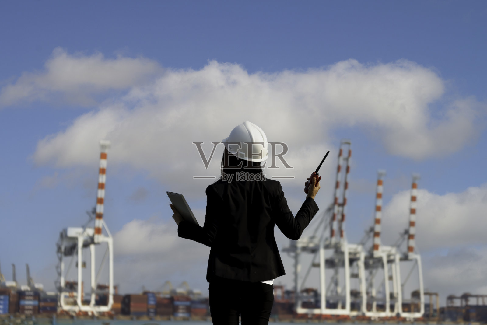 工程师们晚上在集装箱码头工作。照片摄影图片