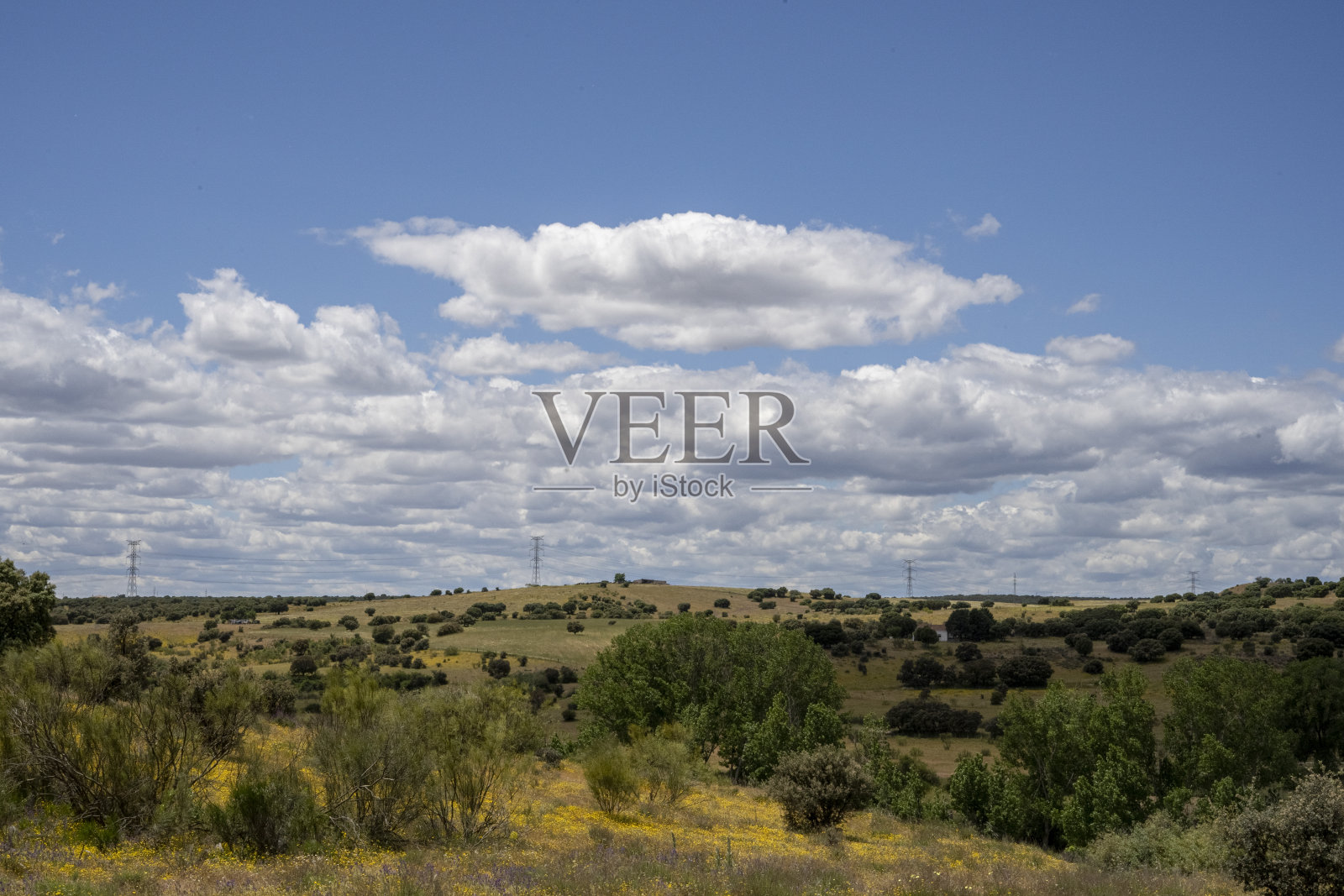 地平线上有电塔的景观照片摄影图片