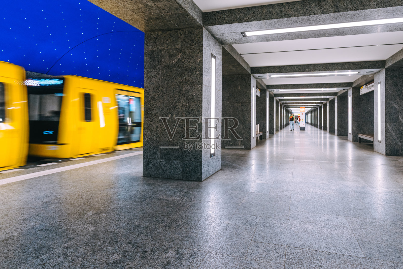 黄色列车模糊的博物馆地铁站照片摄影图片