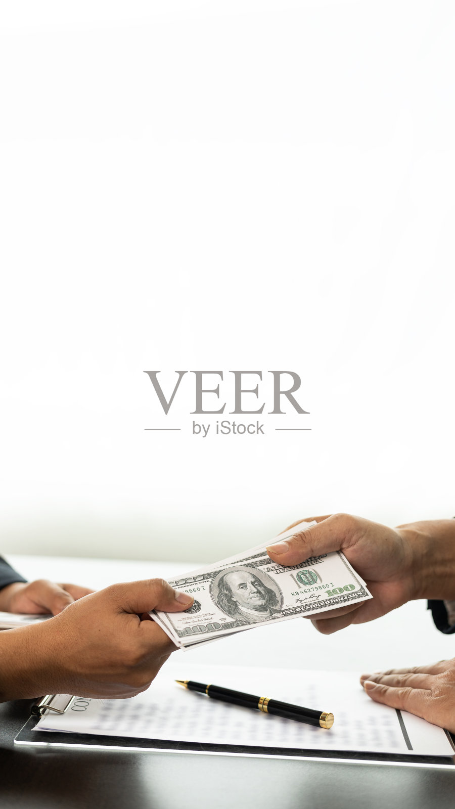 贪污在商业中是非法的，高级官员从商人那里收受贿赂，以签订合同、投资交易、贿赂和腐败。特写照片照片摄影图片