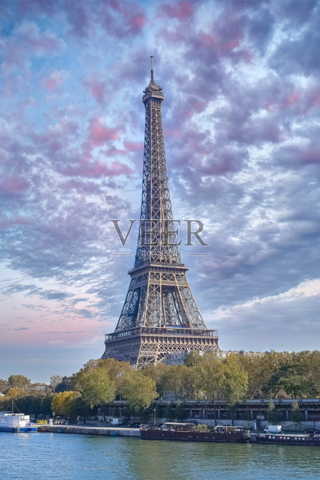 巴黎，秋天的埃菲尔铁塔照片摄影图片