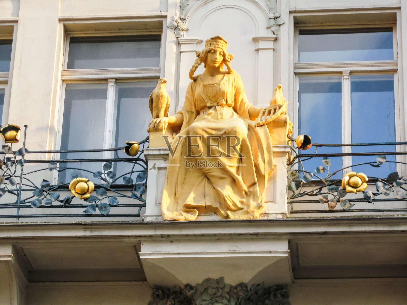 捷克布拉格老城区阳台栏杆上的装饰性石质女性雕像照片摄影图片