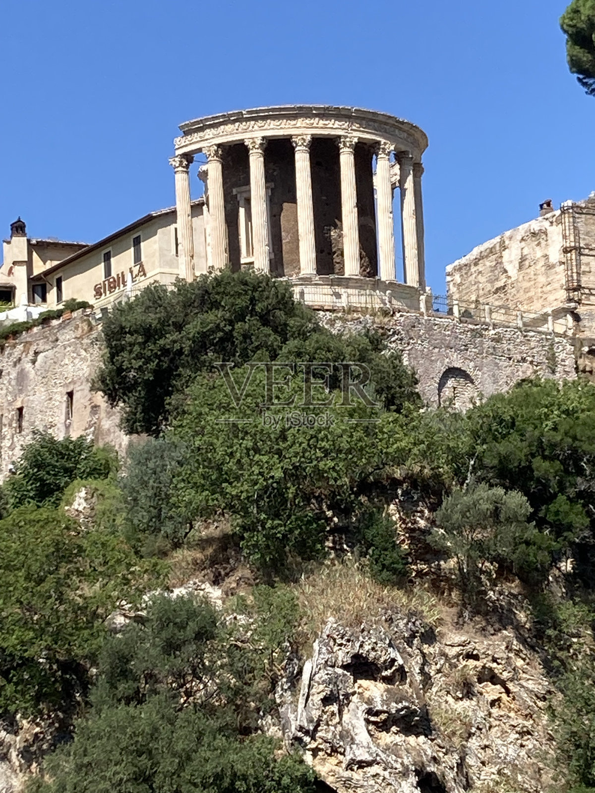 寺庙和其他高耸的建筑俯瞰风景秀丽的公园别墅格雷戈里亚纳在蒂沃利，意大利。照片摄影图片