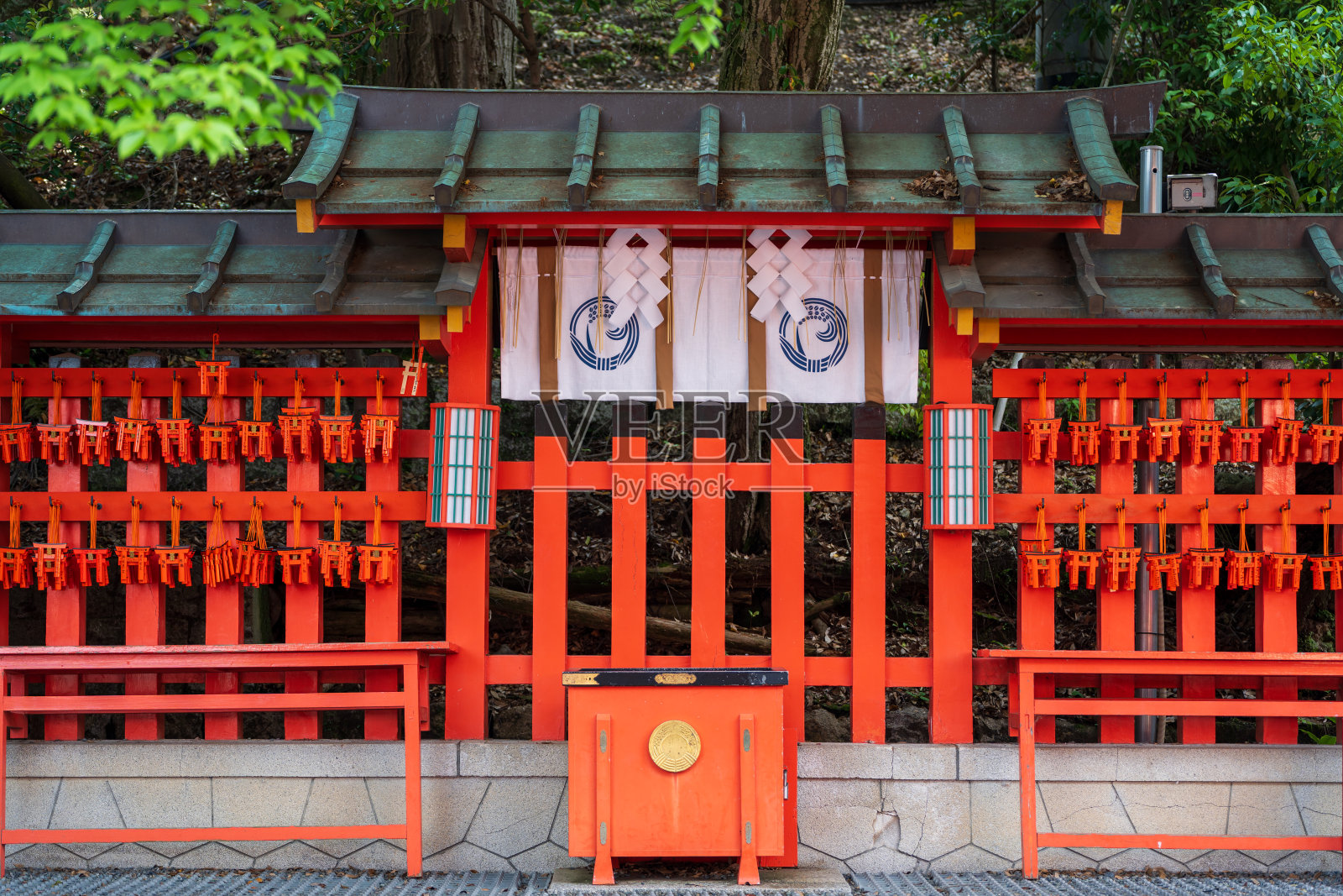 鸟居马伏见稻成神社的祈愿图。日本京都。照片摄影图片