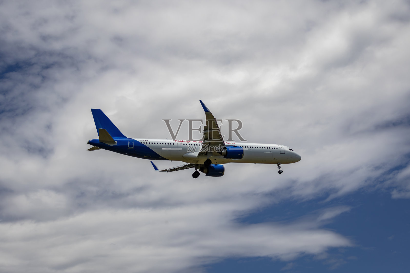 一架波音737大型飞机正接近布尔加斯机场照片摄影图片