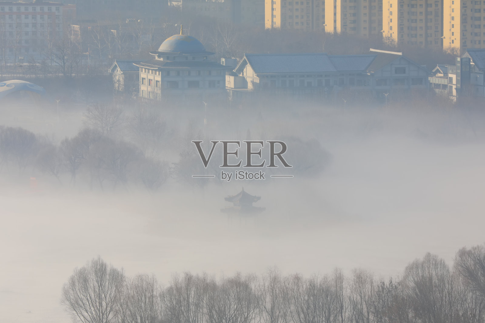 建筑物在平流雾中，美丽的华北城市风光照片摄影图片