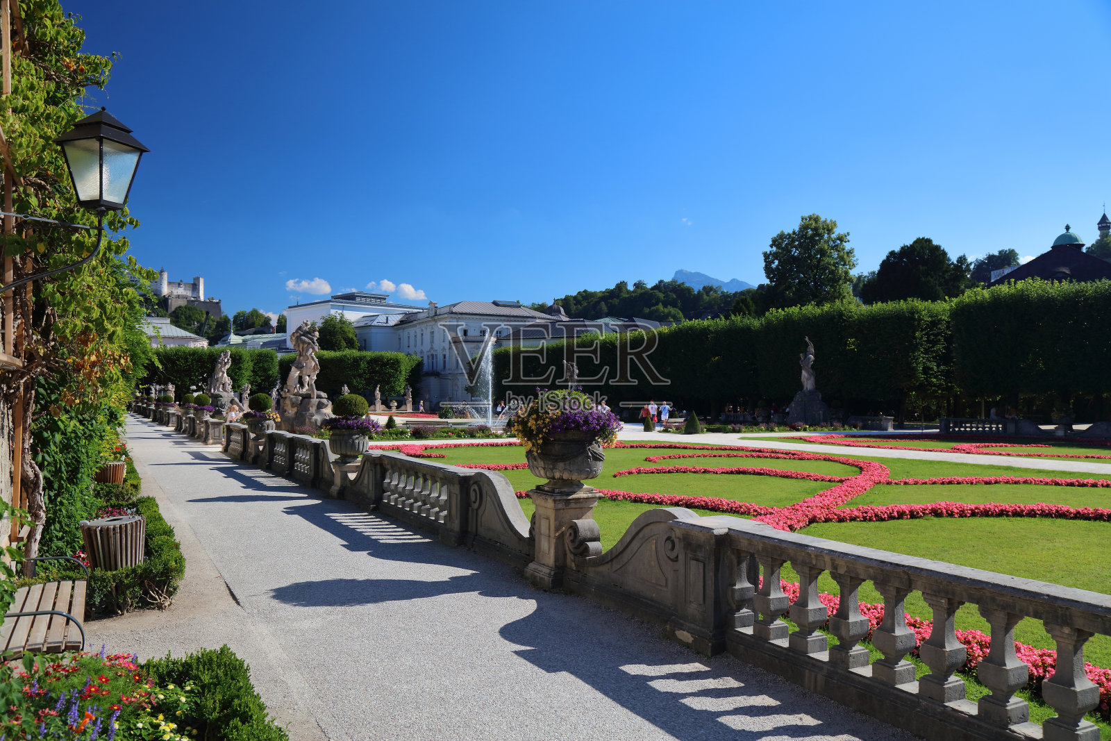 奥地利萨尔茨堡米拉贝尔花园的游客照片摄影图片
