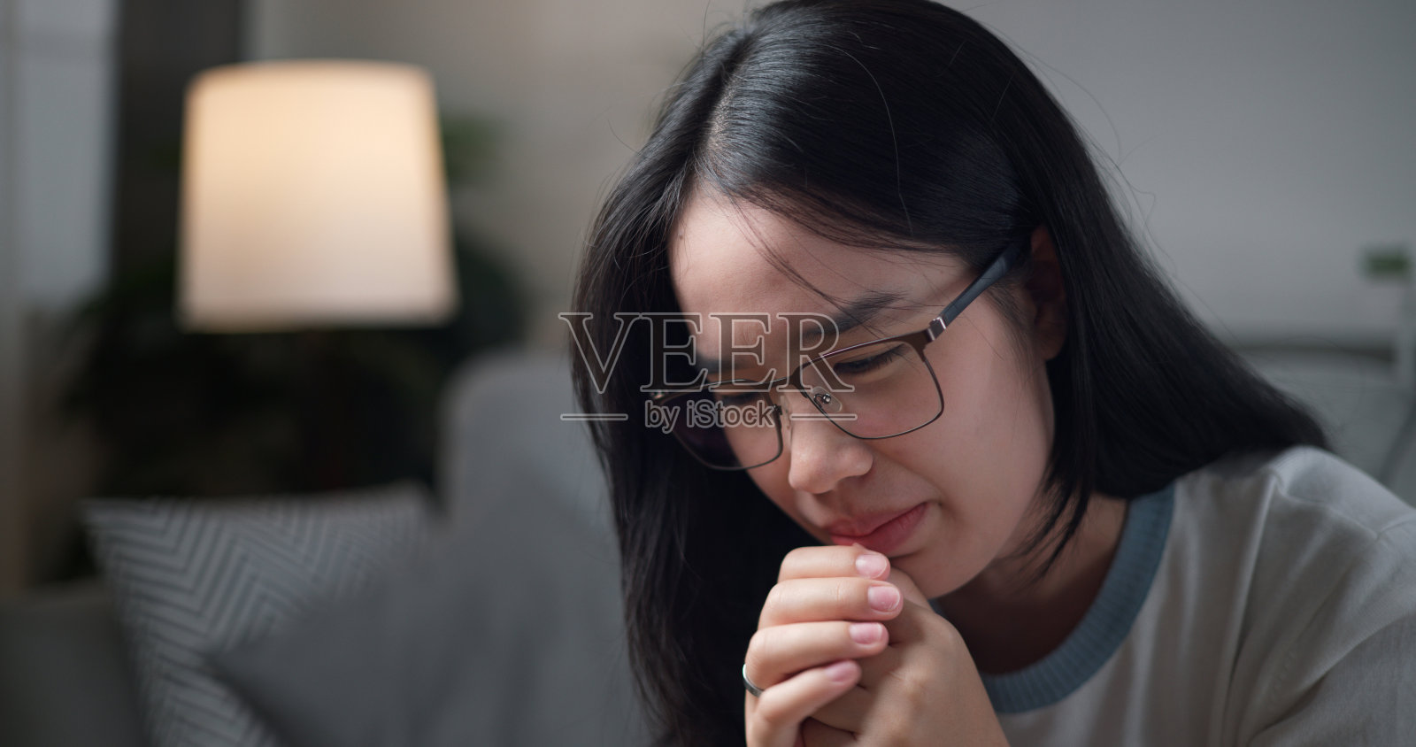 年轻女人在家中沙发上喉咙痛或头痛照片摄影图片