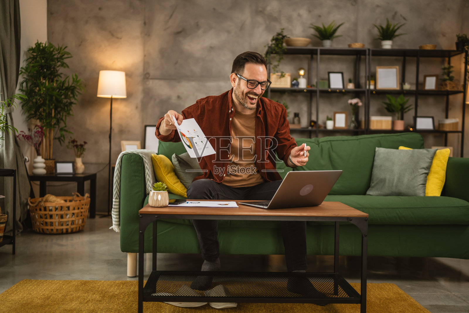 成年男性在家工作，通过视频电话进行咨询照片摄影图片