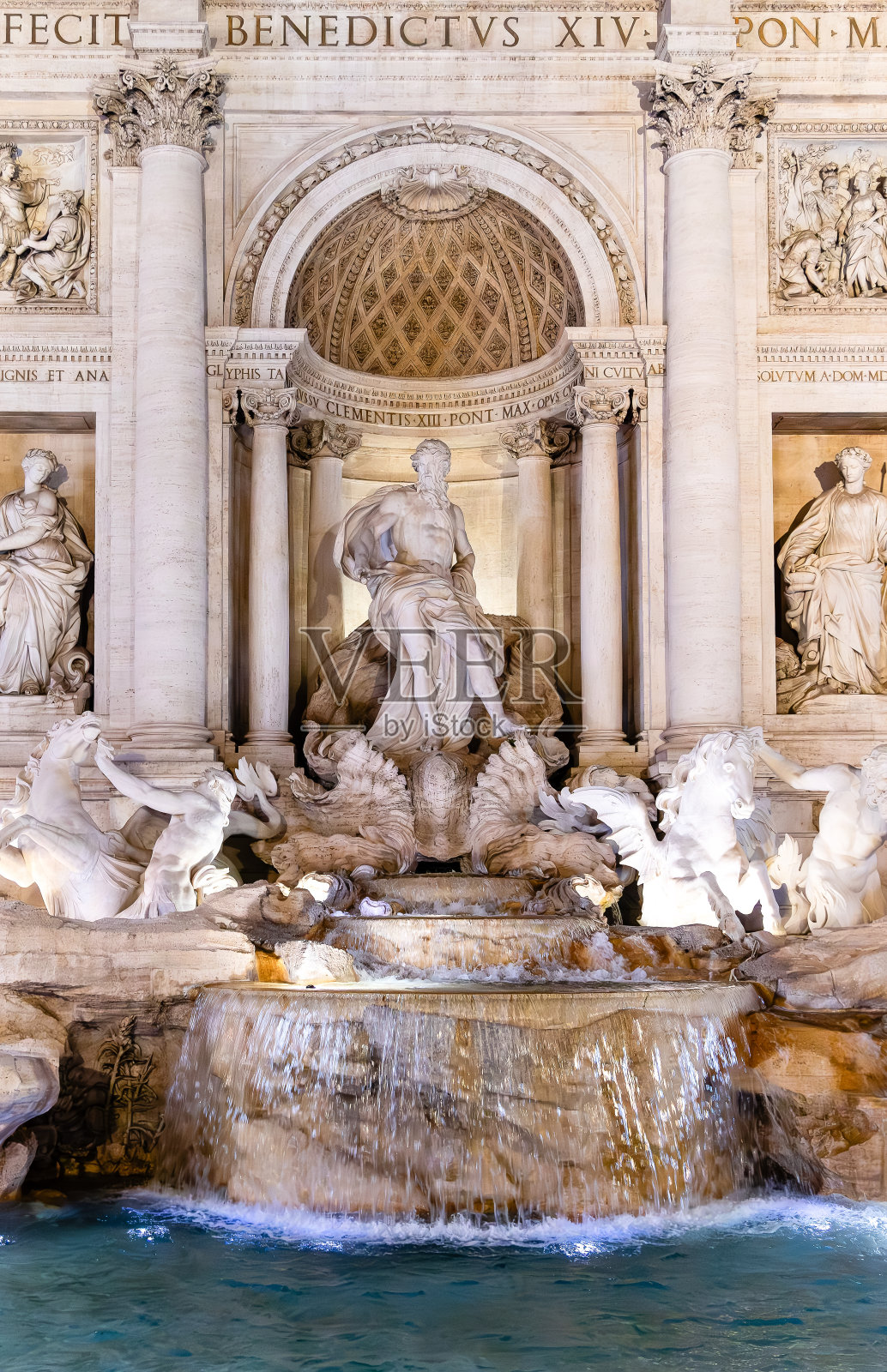 意大利罗马特莱维喷泉雕塑的细节照片摄影图片