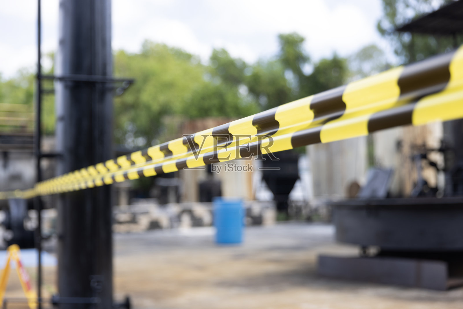 黄色黑色反光水龙头识别危险区域，危险警告安全条纹胶带，化学品或危险品救援照片摄影图片