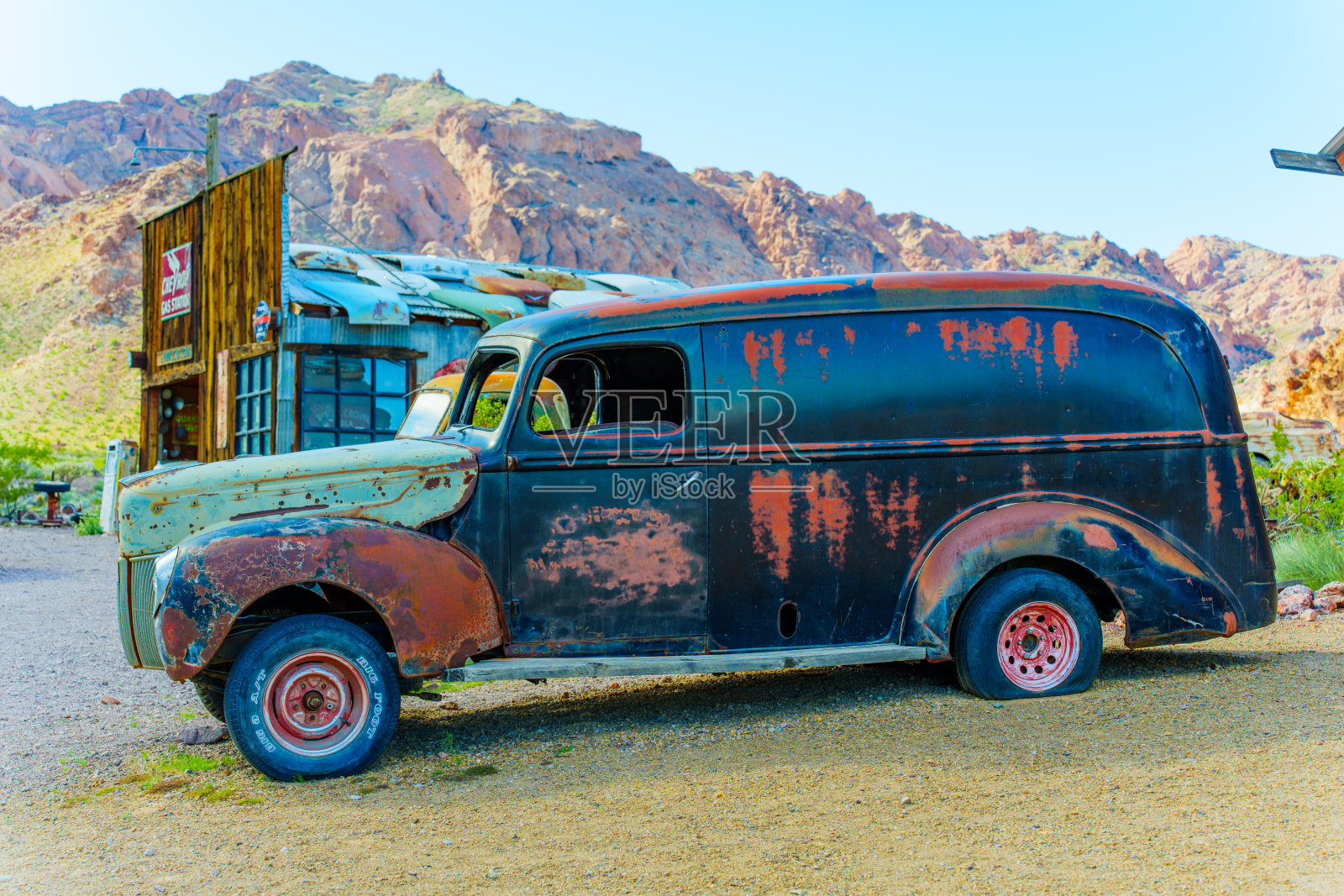 空荡荡的沙漠小镇上锈蚀的老爷车照片摄影图片