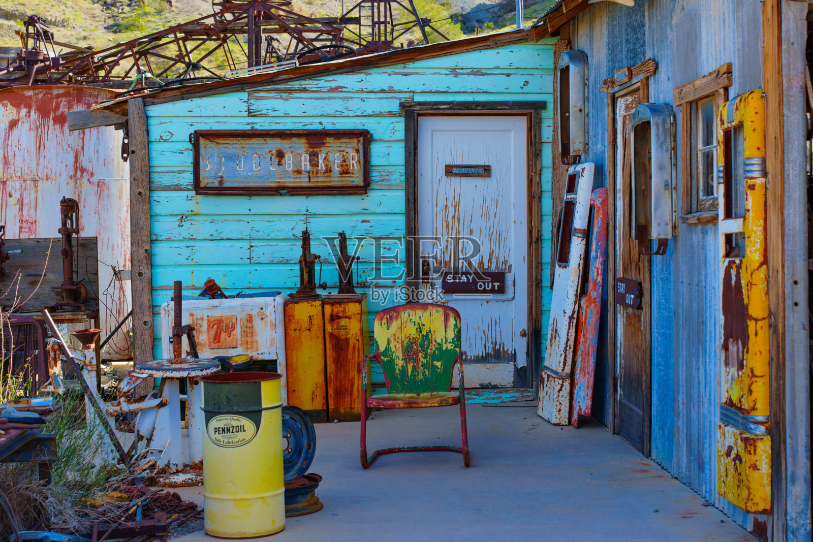 废弃金矿定居点的老式木屋照片摄影图片