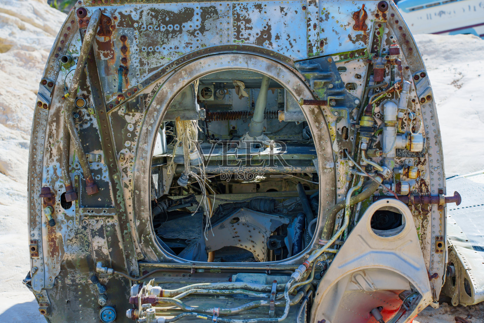 一架坠毁的美国海军飞机的破碎机身照片摄影图片