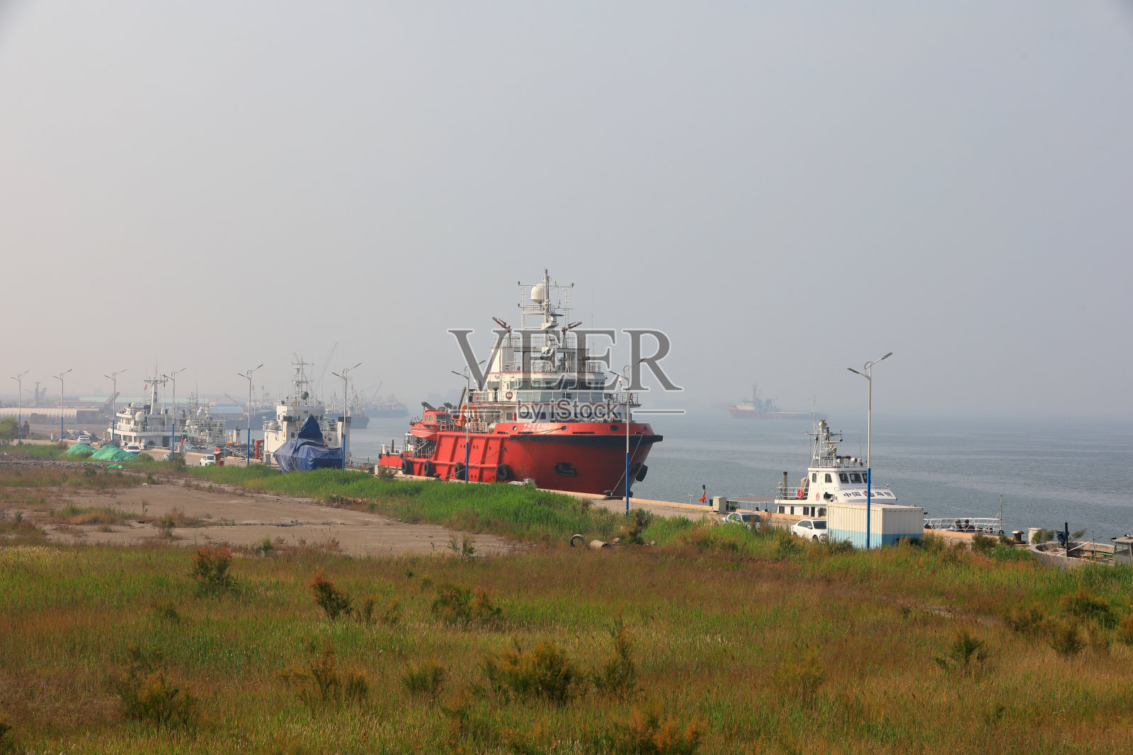 这些船只停靠在中国北方的一个造船厂码头照片摄影图片