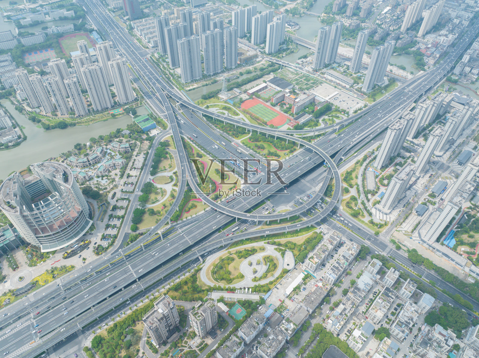 城市中心立交桥的高角度视图照片摄影图片