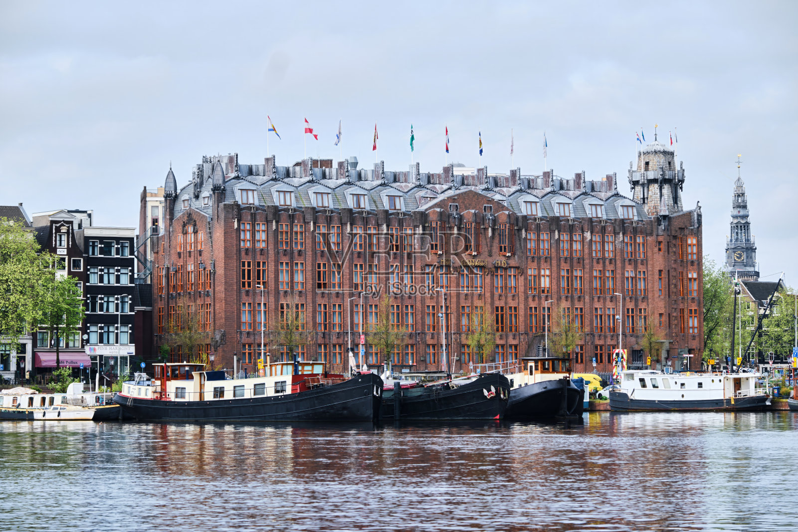 阿姆斯特丹阿姆拉特大酒店和河上的船照片摄影图片