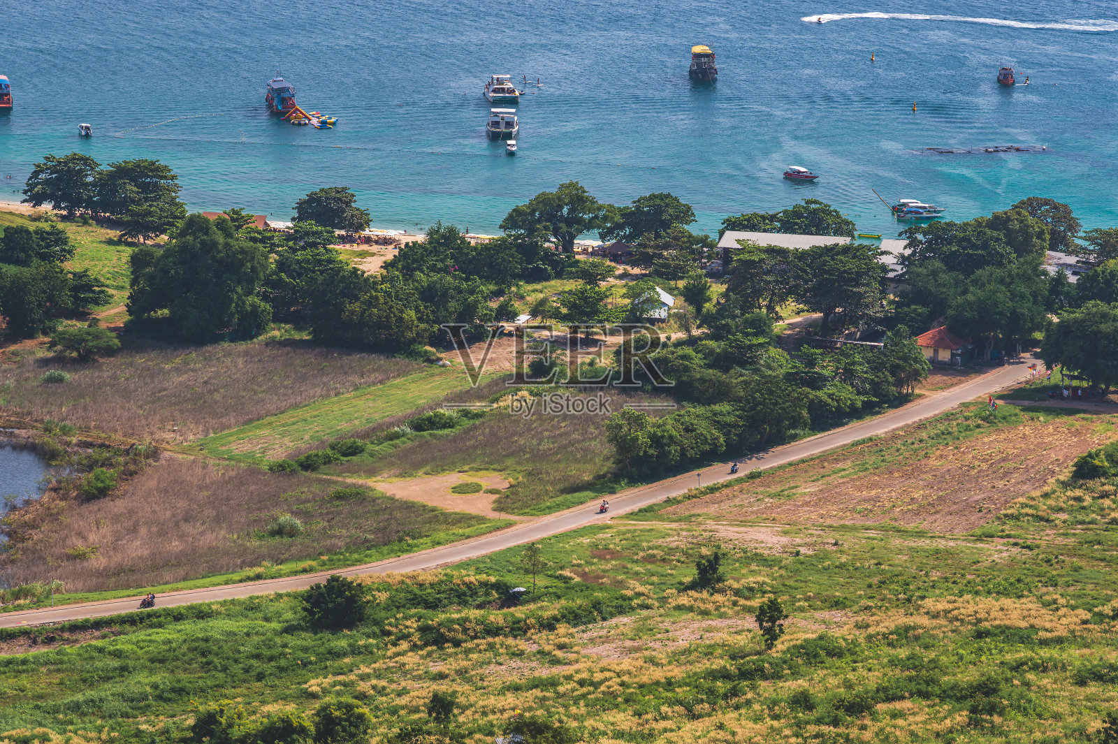 芭堤雅岛的海滩和道路的美丽景观。照片摄影图片