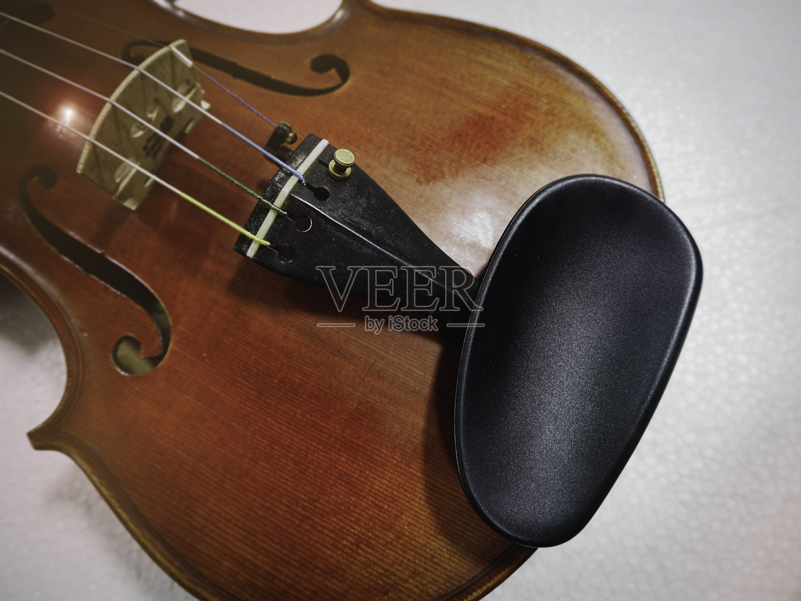 在《小提琴中心琴托》的精选焦点中，展示原声乐器的细节。照片摄影图片