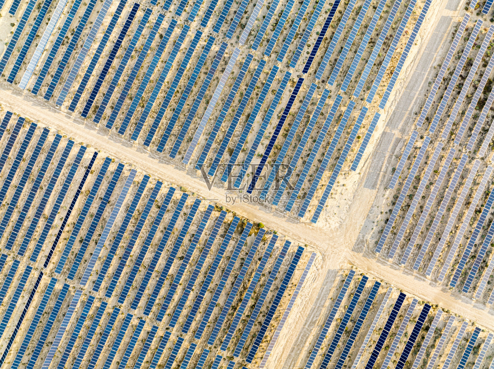 加州索尔顿海附近的太阳能农场照片摄影图片