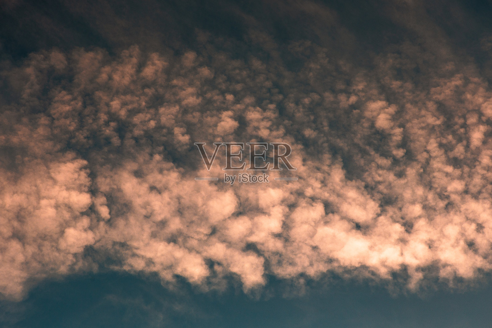 2024年3月27日，英国萨里郡查尔伍德村日落时形成的云照片摄影图片