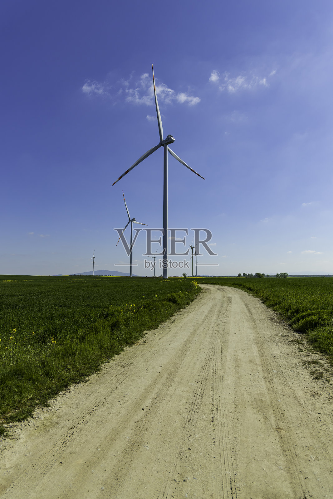 农村风力涡轮机发电照片摄影图片