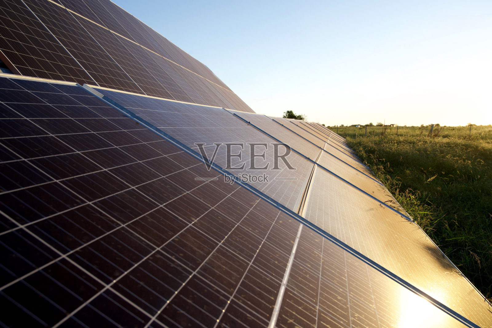 田地里的太阳能板照片摄影图片