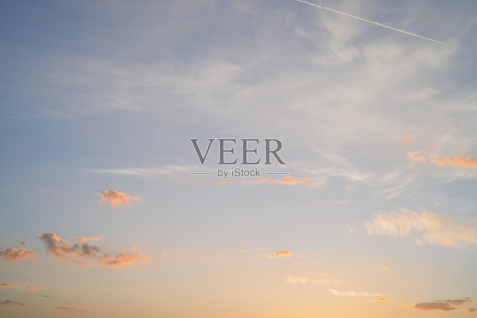 日落时橙色的天空和云彩照片摄影图片