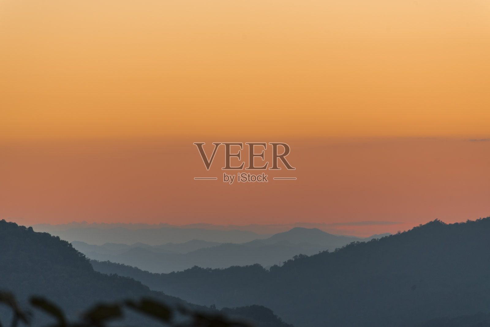 风景秀丽，日落壮观，天空美丽。自然日落日出草地剪影黑暗的土地。充满活力的戏剧性天空日落，黎明，日出在农村。日落时五彩缤纷的天空照片摄影图片