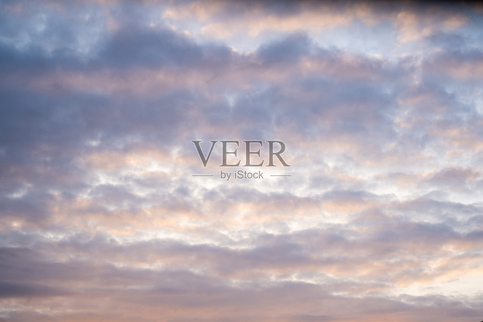 日落前天空中的美丽云彩，保加利亚/大特尔诺沃，2024年3月17日照片摄影图片