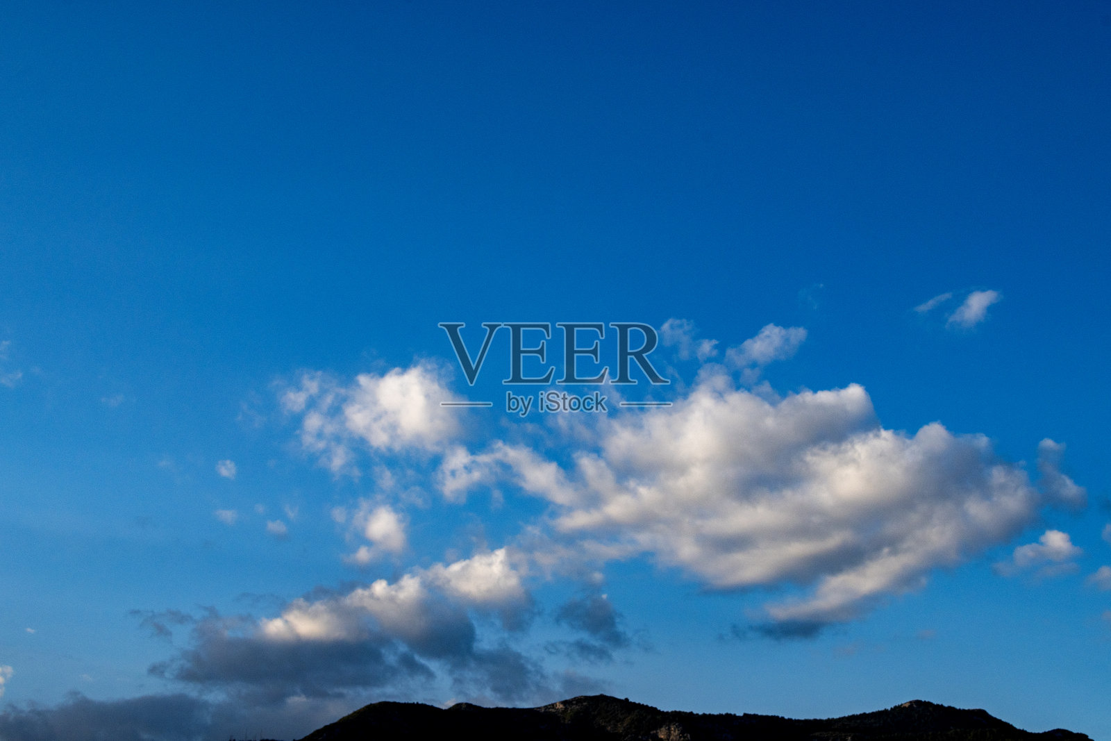 美丽的天空之上的积云与戏剧性的光照片摄影图片