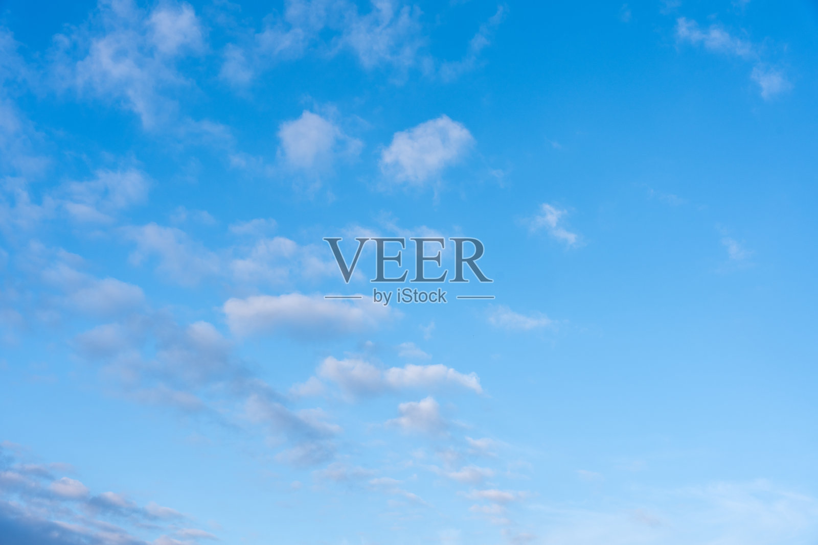 日落的天空。3月30日在俄罗斯莫斯科拍摄照片摄影图片