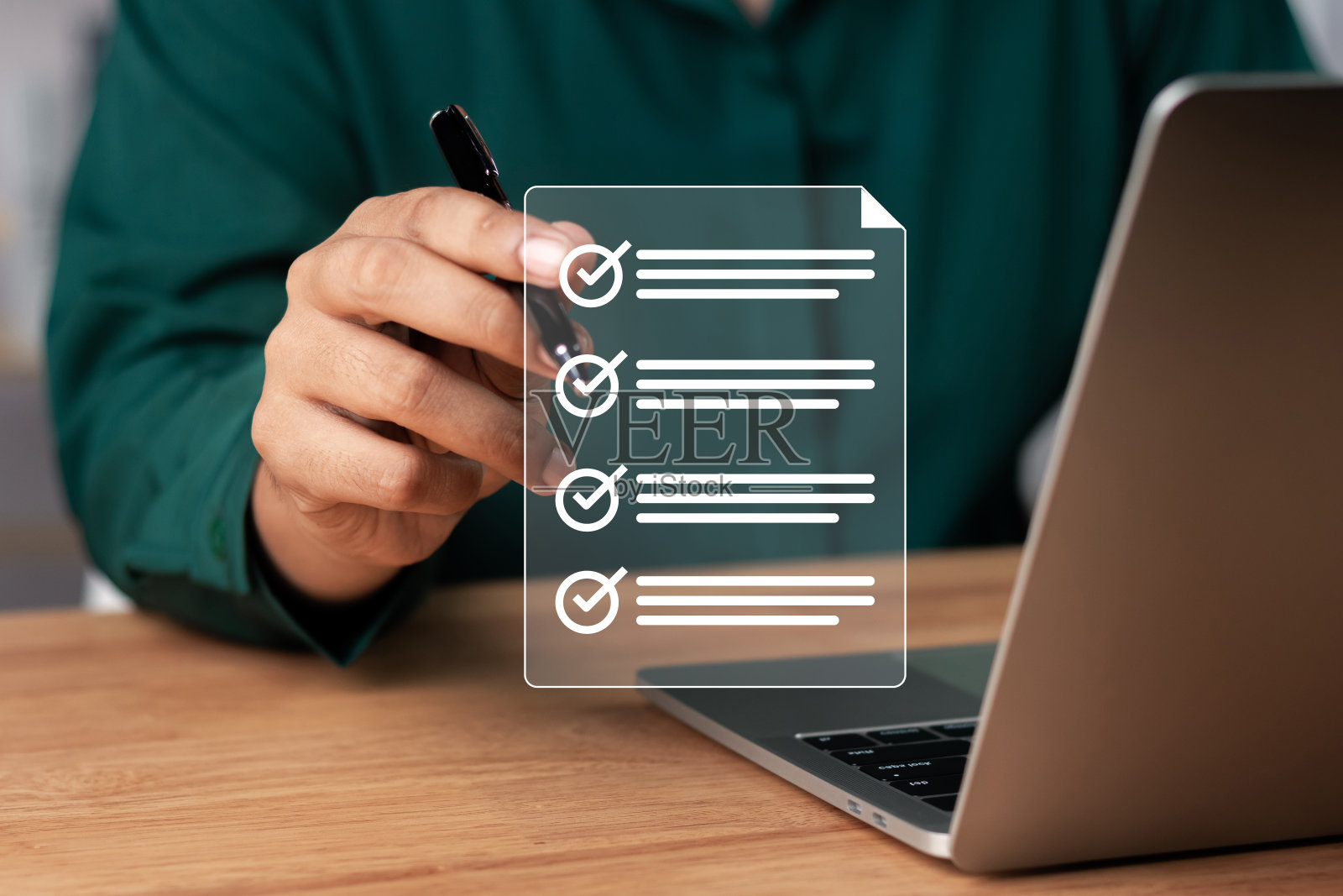 企业绩效监测与评估的概念，采取评估，企业人员使用笔记本电脑和平板电脑在线检查表调查，填写数字检查表，问卷带复选框。照片摄影图片