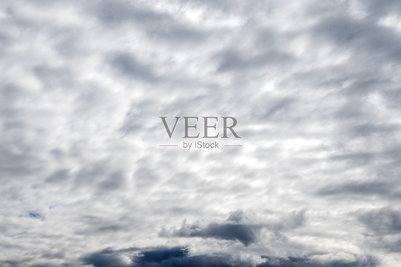 美丽的天空之上的积云与戏剧性的光照片摄影图片