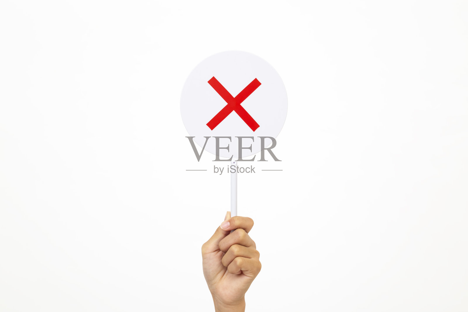 手举着十字牌。照片摄影图片