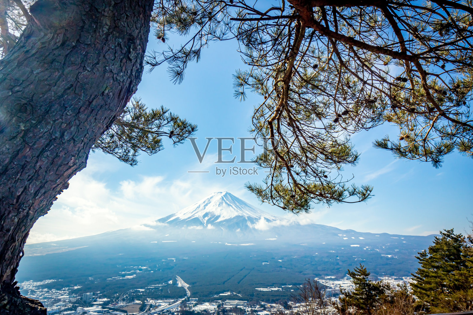 冬天，川口县天杖山公园外的富士山被雪覆盖照片摄影图片