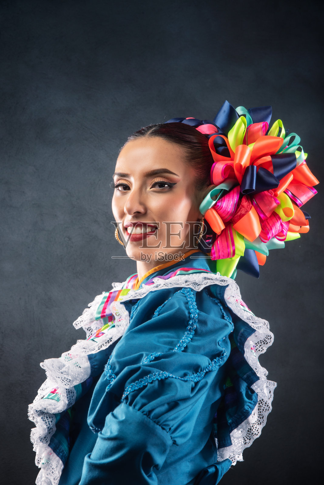 一个女人穿着蓝色的裙子，戴着彩色的发带照片摄影图片