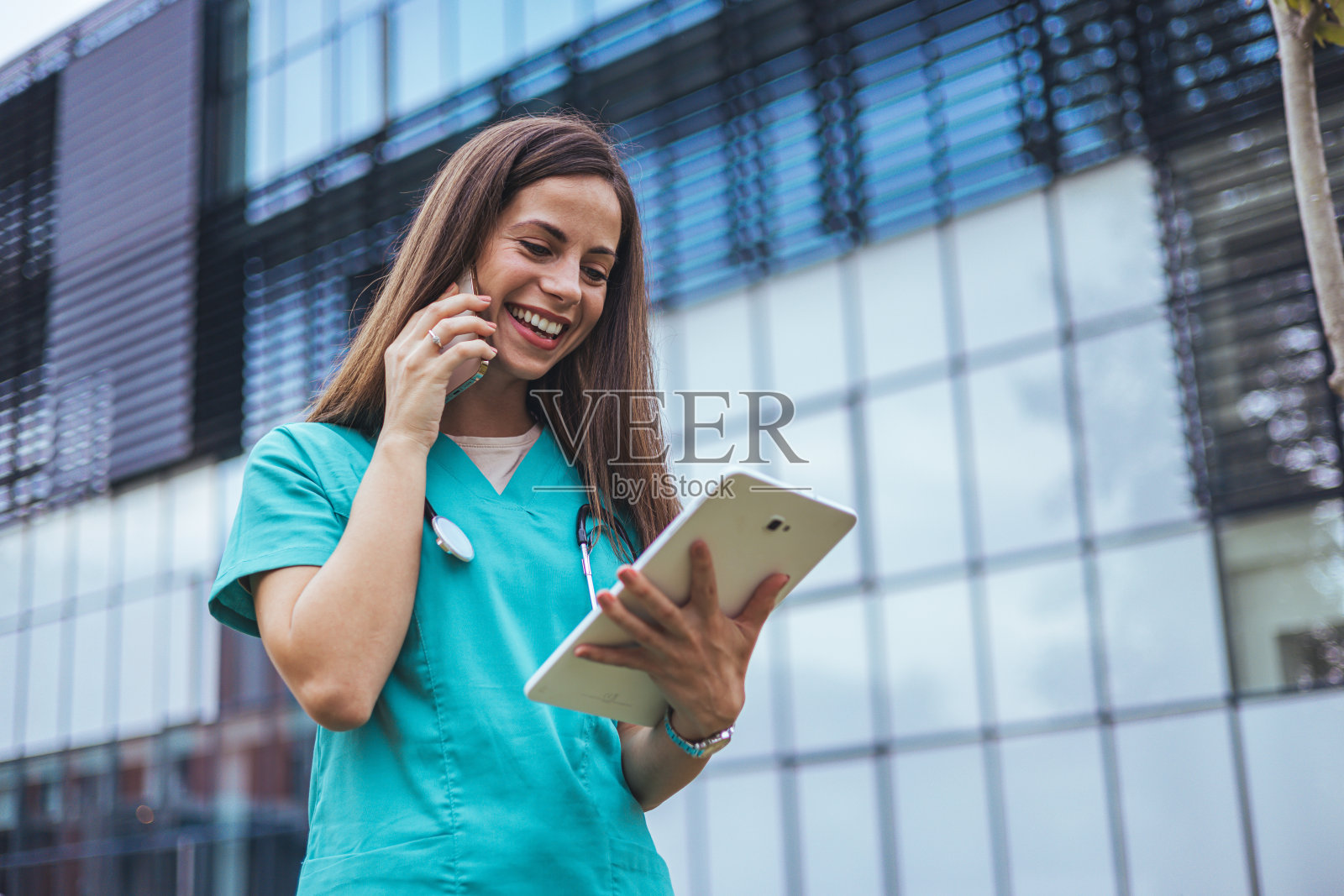 微笑的医护人员手持药片随叫随到照片摄影图片
